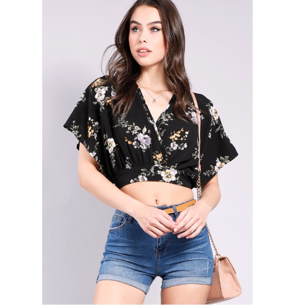 203 🎀 Black Floral Back Tie Shirt 🎀